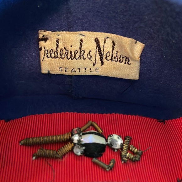 Vintage cobalt blue velour beret style hat with statement rhinestone pin - Picture 12 of 14